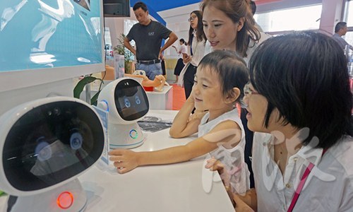 多功能育嬰箱、管道機(jī)器人…快來(lái)會(huì)展中心看高科“尖貨”