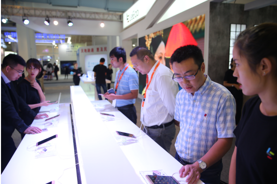 馮幸出席國際信息通信展開幕式 王曉初到訪樂視展臺(tái)